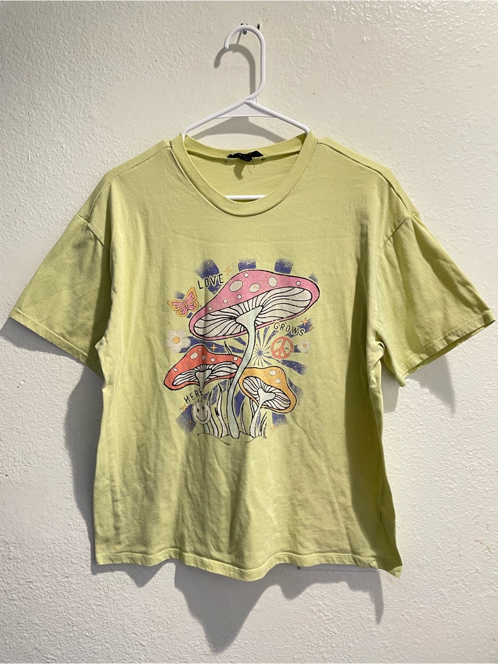 🍄 Social Scene Love Grows Here Mushroom Graphic Tee • Retro 70s Vibe • Size L